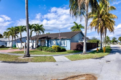 Casa en venta en Miami, Florida, 4 dormitorios, 181.44 m2 № 1483040 - foto 10