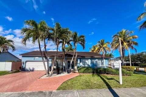 Casa en venta en Miami, Florida, 4 dormitorios, 181.44 m2 № 1483040 - foto 1
