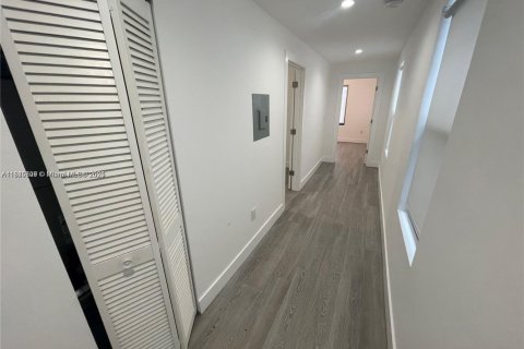 Снять в аренду квартиру в Майами, Флорида 2 спальни, 444.44м2, № 1841061 - фото 7