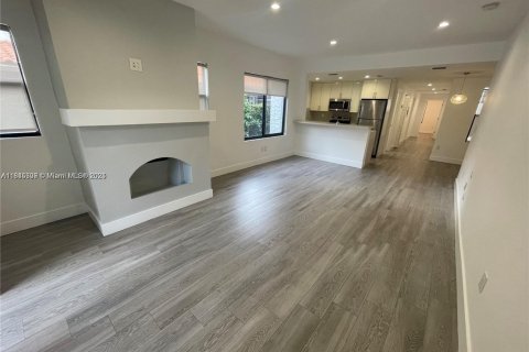 Снять в аренду квартиру в Майами, Флорида 2 спальни, 444.44м2, № 1841061 - фото 1