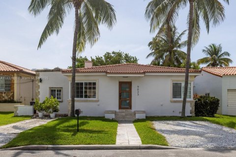 House in Surfside, Florida 3 bedrooms, 159.05 sq.m. № 1814435 - photo 1