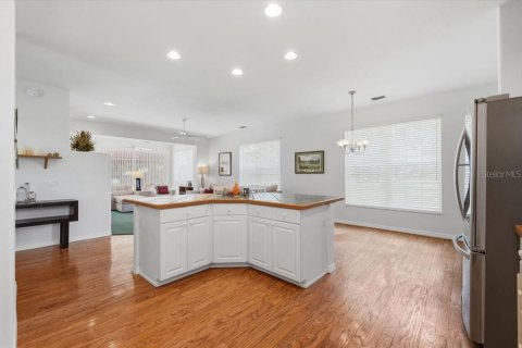House in Auburndale, Florida 4 bedrooms, 269.42 sq.m. № 2238529 - photo 16