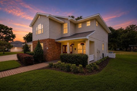 House in Auburndale, Florida 4 bedrooms, 269.42 sq.m. № 2238529 - photo 2