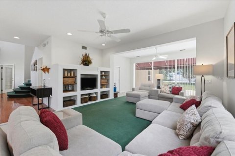 House in Auburndale, Florida 4 bedrooms, 269.42 sq.m. № 2238529 - photo 12