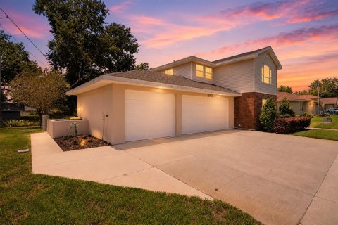 House in Auburndale, Florida 4 bedrooms, 269.42 sq.m. № 2238529 - photo 3