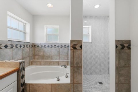 House in Auburndale, Florida 4 bedrooms, 269.42 sq.m. № 2238529 - photo 28