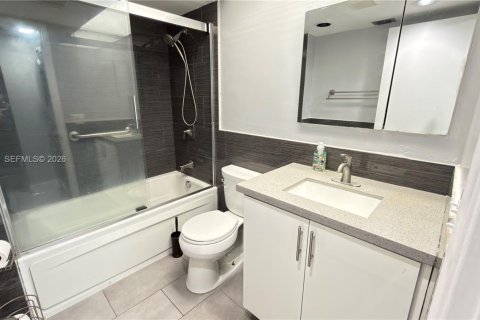 Condo in Pembroke Pines, Florida, 2 bedrooms  № 2040681 - photo 15