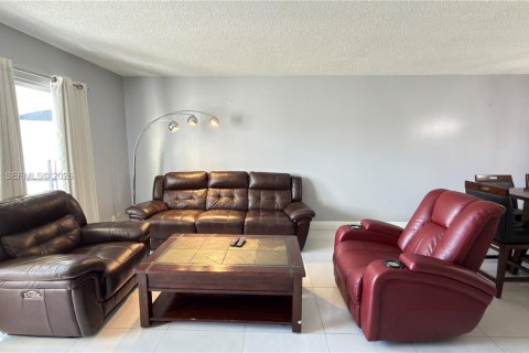 Condo in Pembroke Pines, Florida, 2 bedrooms  № 2040681 - photo 29