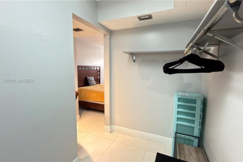 Condo in Pembroke Pines, Florida, 2 bedrooms  № 2040681 - photo 8