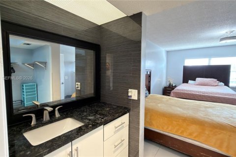 Condo in Pembroke Pines, Florida, 2 bedrooms  № 2040681 - photo 6
