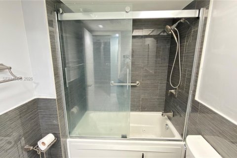 Condo in Pembroke Pines, Florida, 2 bedrooms  № 2040681 - photo 16