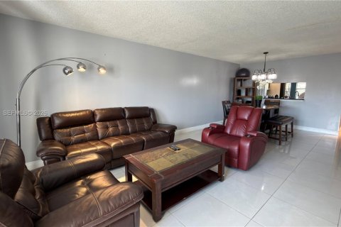 Condo in Pembroke Pines, Florida, 2 bedrooms  № 2040681 - photo 28