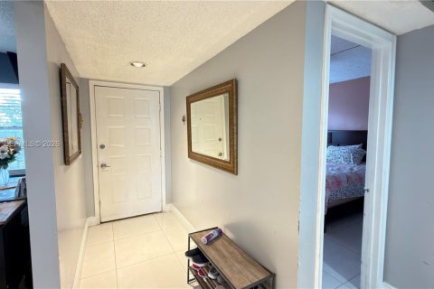 Condo in Pembroke Pines, Florida, 2 bedrooms  № 2040681 - photo 24