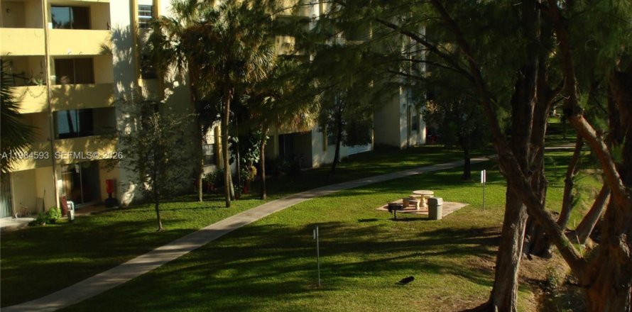 Кондоминиум с 2 спальнями в Хайалиа Гарденс, Флорида № 2045896