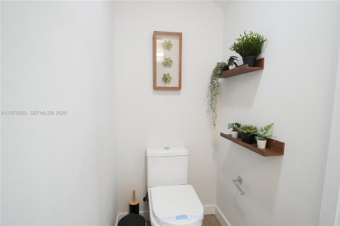 Townhouse in Hallandale Beach, Florida 3 bedrooms, 119.84 sq.m. № 2041889 - photo 11