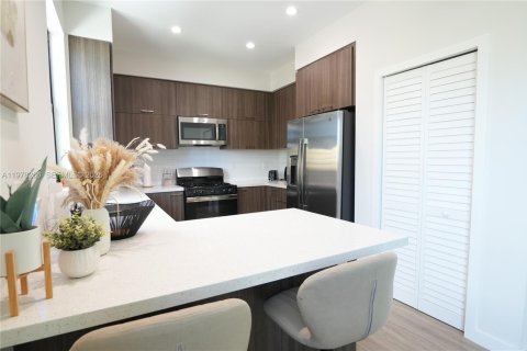 Townhouse in Hallandale Beach, Florida 3 bedrooms, 119.84 sq.m. № 2041889 - photo 8