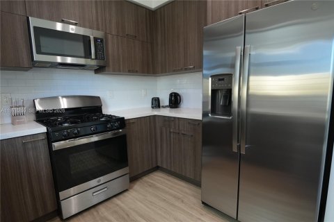 Townhouse in Hallandale Beach, Florida 3 bedrooms, 119.84 sq.m. № 2041889 - photo 9
