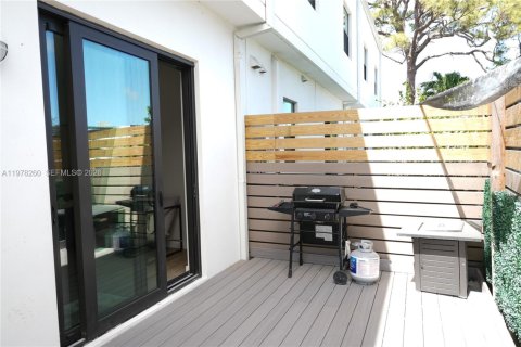 Townhouse in Hallandale Beach, Florida 3 bedrooms, 119.84 sq.m. № 2041889 - photo 28