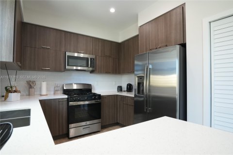 Townhouse in Hallandale Beach, Florida 3 bedrooms, 119.84 sq.m. № 2041889 - photo 10