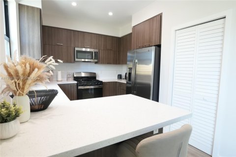 Townhouse in Hallandale Beach, Florida 3 bedrooms, 119.84 sq.m. № 2041889 - photo 7