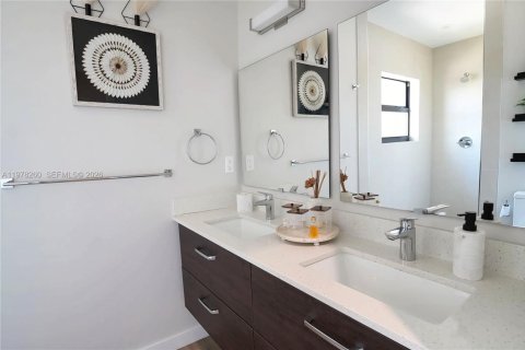Townhouse in Hallandale Beach, Florida 3 bedrooms, 119.84 sq.m. № 2041889 - photo 13