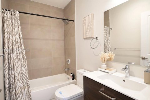 Townhouse in Hallandale Beach, Florida 3 bedrooms, 119.84 sq.m. № 2041889 - photo 18