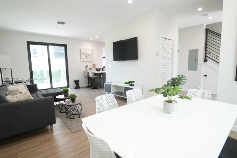 Townhouse in Hallandale Beach, Florida 3 bedrooms, 119.84 sq.m. № 2041889