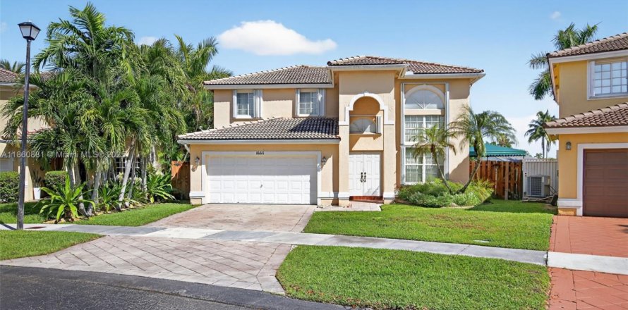 Casa en Miami, Florida 4 dormitorios, 235.23 m2 № 1889477