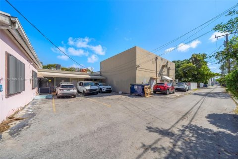 Commercial property in Miami, Florida № 1698528 - photo 12