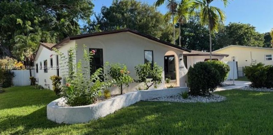 House in Plantation, Florida 4 bedrooms, 185.62 sq.m. № 1891915