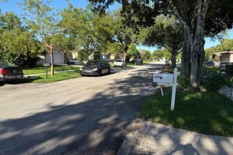 House in Plantation, Florida 4 bedrooms, 185.62 sq.m. № 1891915 - photo 7