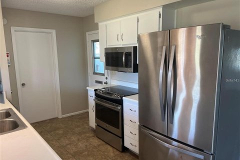 Casa en alquiler en Sun City Center, Florida, 2 dormitorios, 124.02 m2 № 1589790 - foto 3