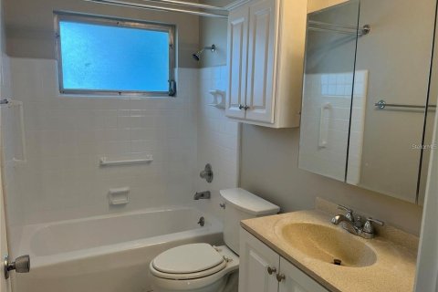 Casa en alquiler en Sun City Center, Florida, 2 dormitorios, 124.02 m2 № 1589790 - foto 13