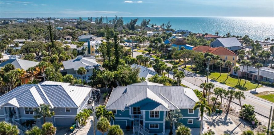 Casa en Englewood, Florida 5 dormitorios, 341.79 m2 № 2103565