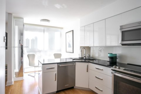 Condo in Aventura, Florida, 2 bedrooms № 1895656 - photo 7