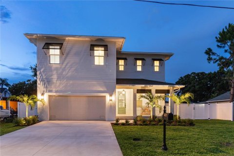 House in Tampa, Florida 4 bedrooms, 307.13 sq.m. № 2259292