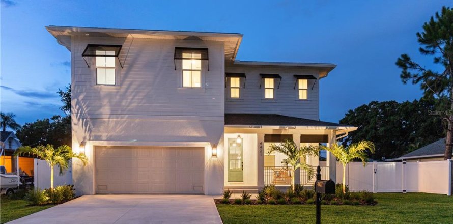 House in Tampa, Florida 4 bedrooms, 307.13 sq.m. № 2259292