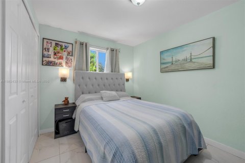 House in Miami, Florida 3 bedrooms, 118.91 sq.m. № 1890849 - photo 8