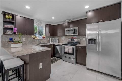 House in Miami, Florida 3 bedrooms, 118.91 sq.m. № 1890849 - photo 1