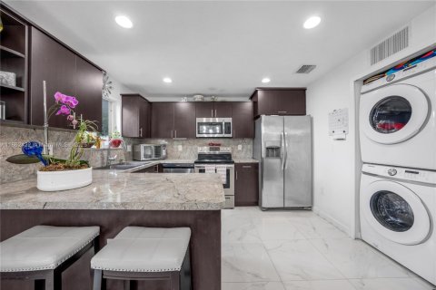 House in Miami, Florida 3 bedrooms, 118.91 sq.m. № 1890849 - photo 4