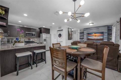 House in Miami, Florida 3 bedrooms, 118.91 sq.m. № 1890849 - photo 5