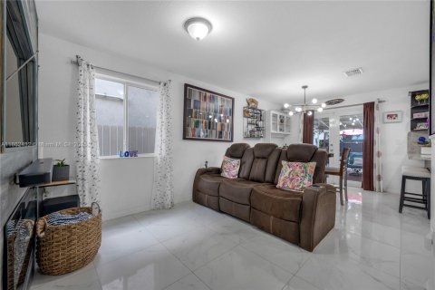 House in Miami, Florida 3 bedrooms, 118.91 sq.m. № 1890849 - photo 2