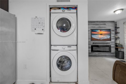 House in Miami, Florida 3 bedrooms, 118.91 sq.m. № 1890849 - photo 7