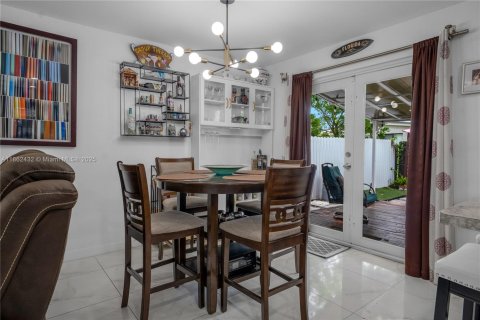 House in Miami, Florida 3 bedrooms, 118.91 sq.m. № 1890849 - photo 3
