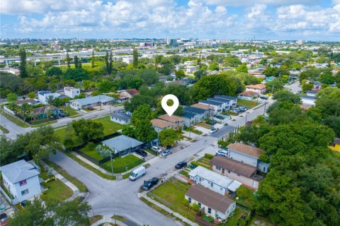House in Miami, Florida 3 bedrooms, 118.91 sq.m. № 1890849 - photo 26