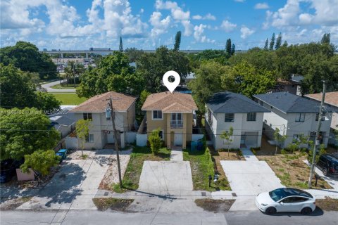 House in Miami, Florida 3 bedrooms, 118.91 sq.m. № 1890849 - photo 29