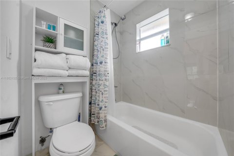 House in Miami, Florida 3 bedrooms, 118.91 sq.m. № 1890849 - photo 14