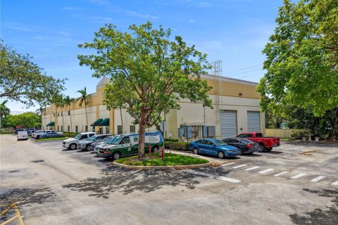 Commercial property in Pompano Beach, Florida № 1881521 - photo 20