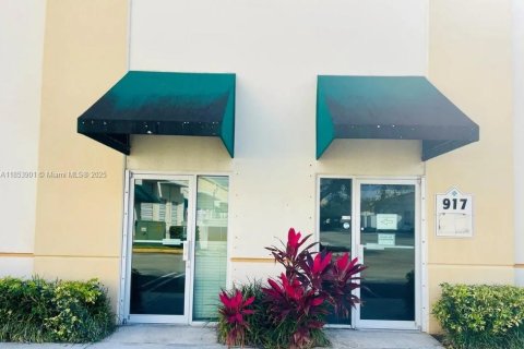 Commercial property in Pompano Beach, Florida № 1881521 - photo 7