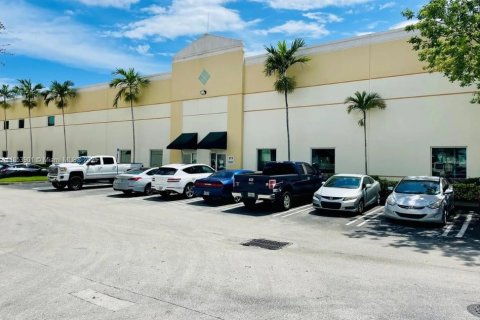 Commercial property in Pompano Beach, Florida № 1881521 - photo 11